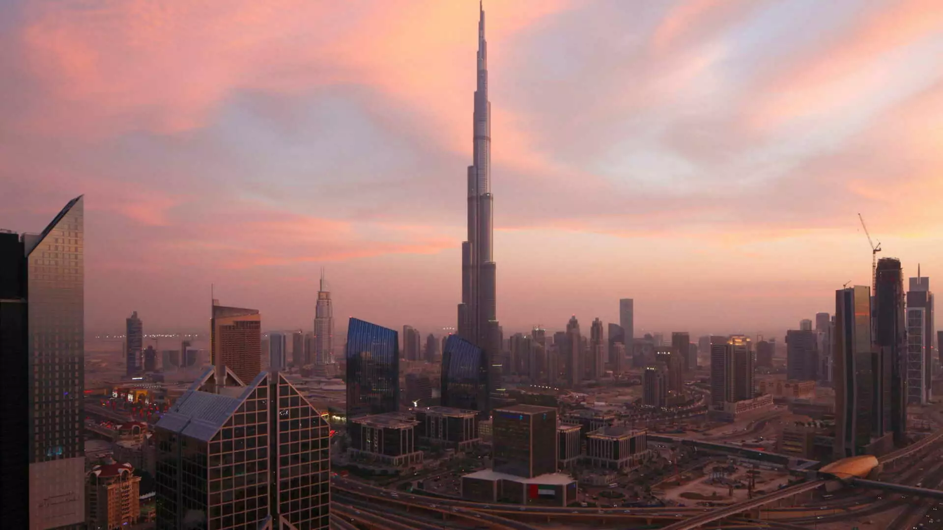 Futuristische Architektur trifft Wüstenidylle – Zwei Welten, ein Emirat