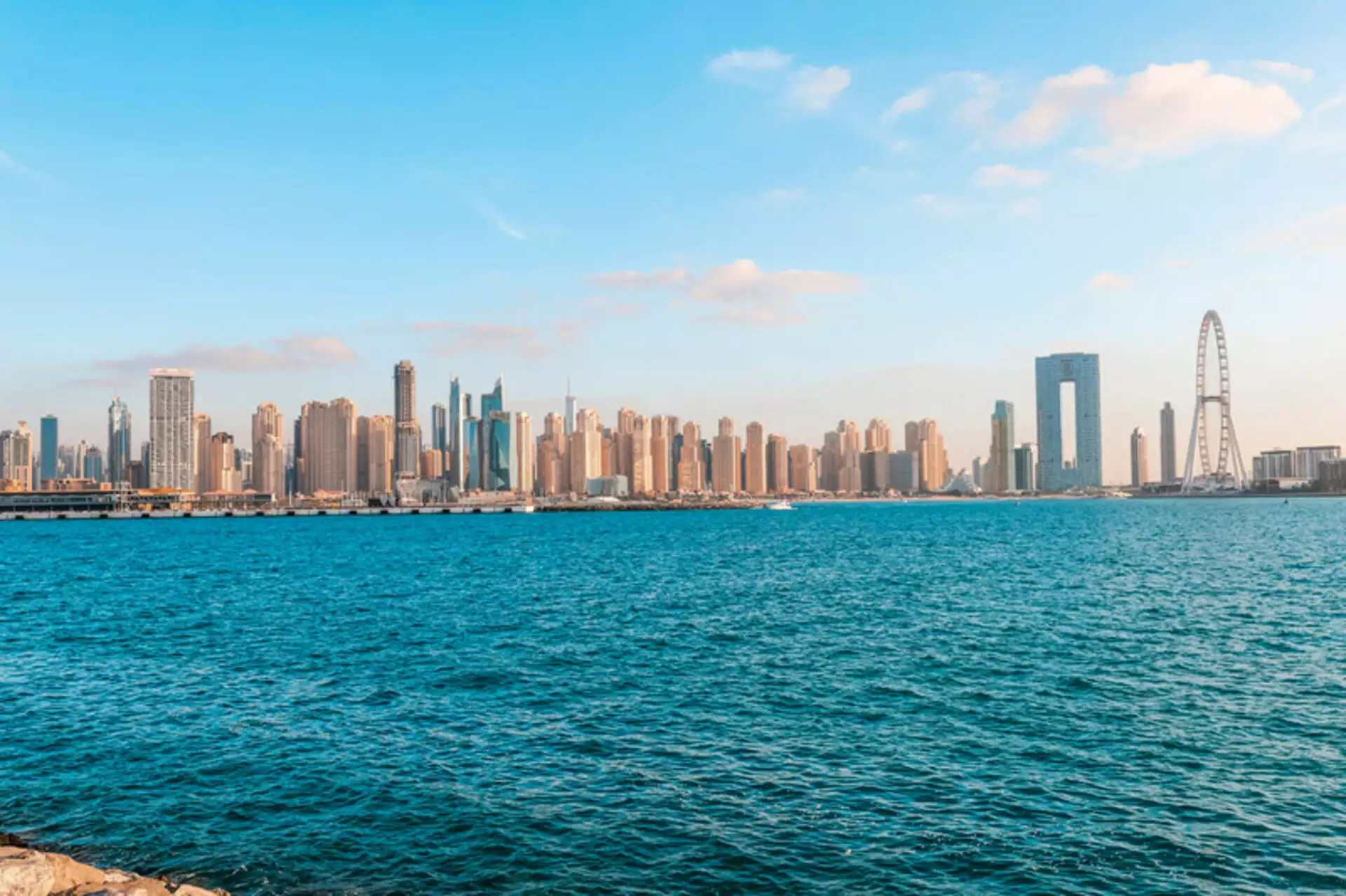 Futuristische Architektur trifft Wüstenidylle – Zwei Welten, ein Emirat