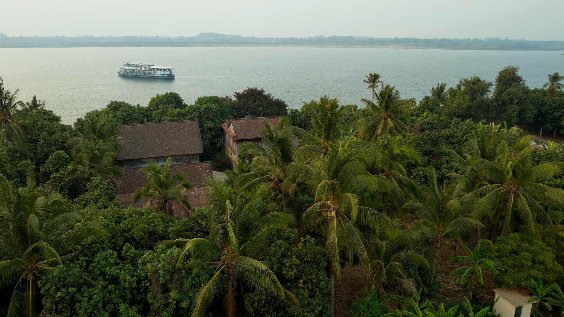 Heritage-Line-Schiff Jayavarman bei Sonnenuntergang auf dem Mekong