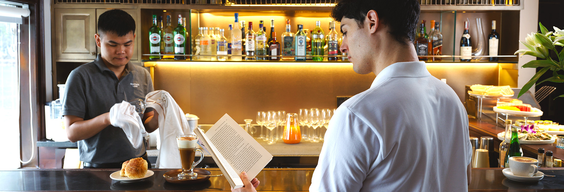 Violet, Bar