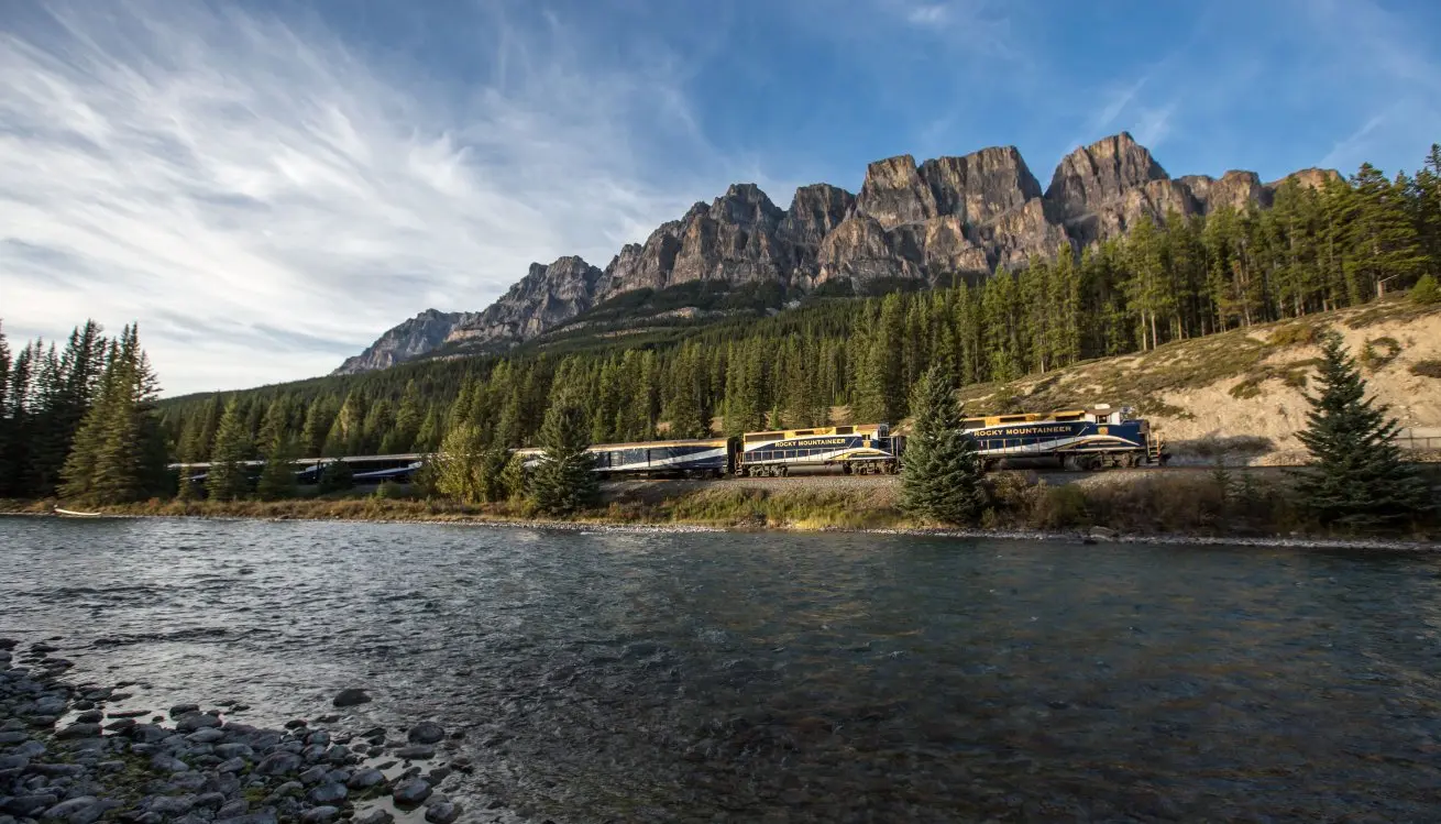 Rocky Mountaineer auf der Fahrt durch die Rocky Mountains bei Castle Mountain